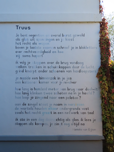912211 Afbeelding van het gedicht 'Truus' van stadsdichter Hanneke van Eijken, op de zijgevel van hotel Karel V aan de ...